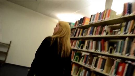 Милая блондинка трахнулась с новым парнем прямо в библиотеке