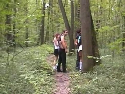 Две милые русские девчонки трахнулись с мужиками в лесу