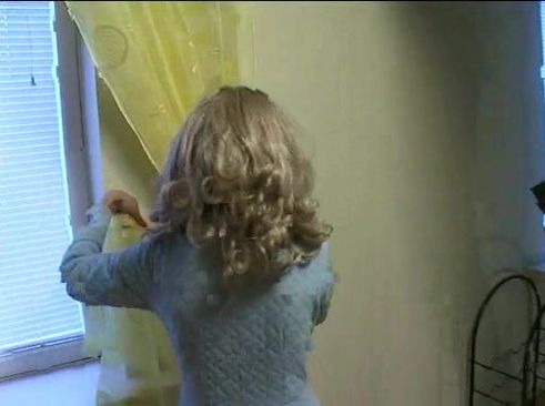 Молодой парень помог телке повесить зеркало после чего они трахнулись