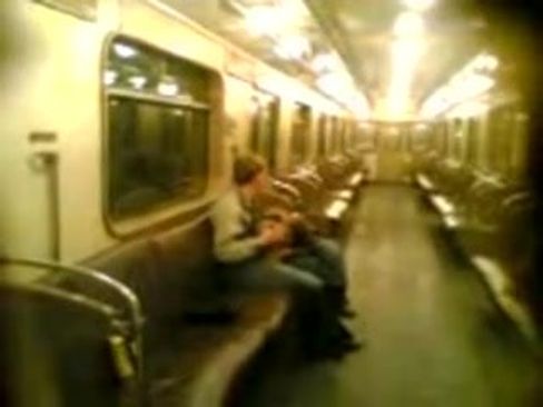 Молодые ребята решились трахнуться в пустом вагоне метро