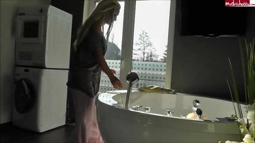 Шикарная блондинка с шикарной грудью нежится в пенной ванне