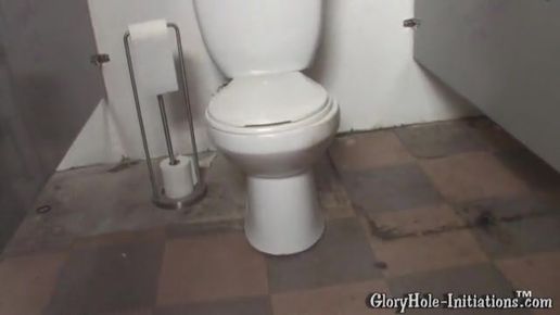 Сексапильная негритоска трахнулась в туалете с неизвестным парнем