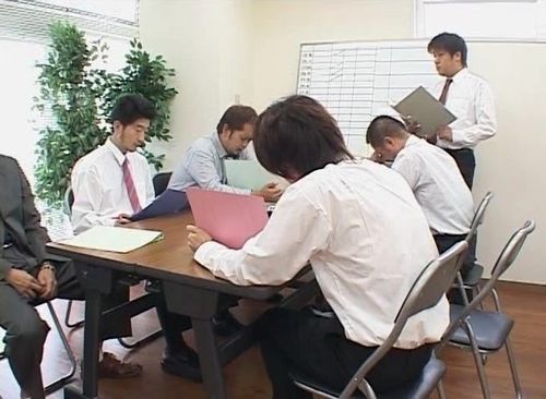 Несколько японских ребят устроили жаркую еблю с одной девушкой