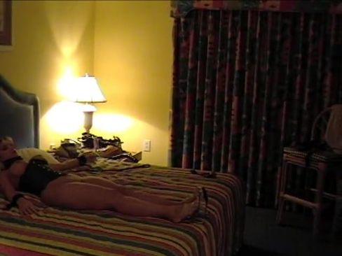 Муж с негром делит жену в гостиничном номере