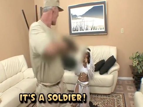 Солдат трахает в жопу арабскую телку