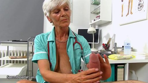 Бабушка медсестра помогает сдать сперму