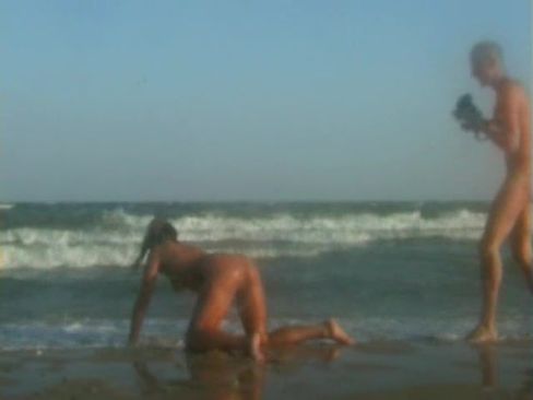 Фоткает голую красотку на нудистском пляже