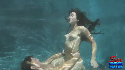 Красивый секс под водой