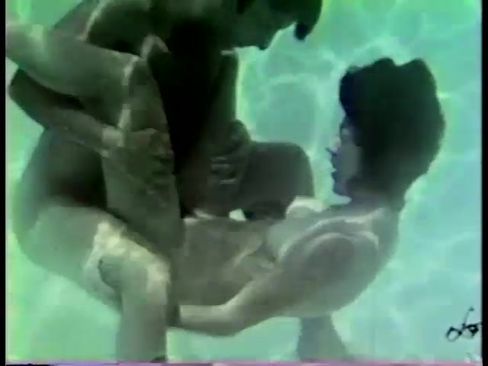 Ретро порно под водой в бассейне