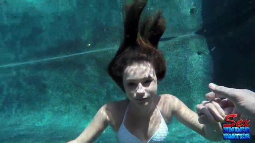 Эротика в бикини под водой