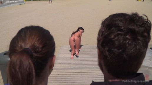 Alexa Tomas голышом разгуливает в общественных местах