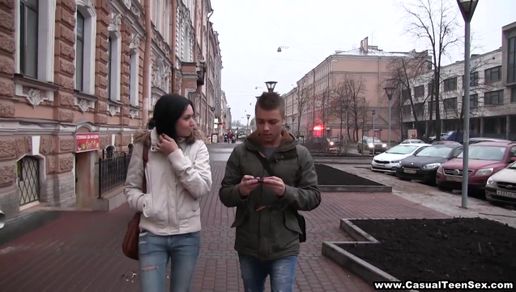 Русский пикапер снимает на улице сучку для ебли