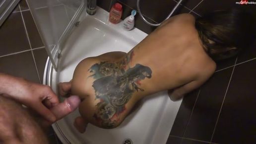 Парень обоссал девушку с татуировкой