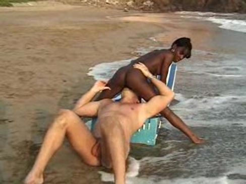 Секс на пляже с негритянкой