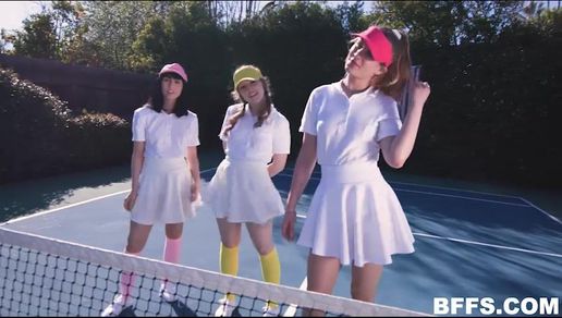 Теннисистки в юбках наслаждаются групповым сексом