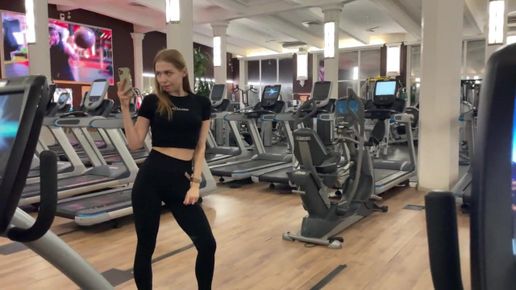 Фитоняшка в лосинах трахается с незнакомцем в туалете спортзала
