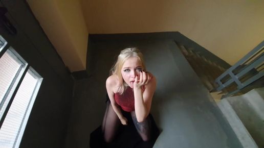 Слюнявый отсос от развратной блонды в подъезде