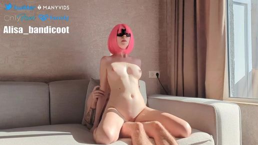 Розоволосая деваха прыгает на члене солнечным утром