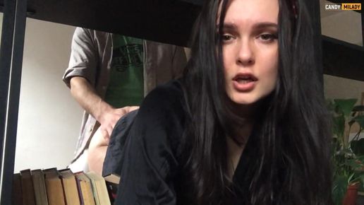 Мачеха застряла в книжной полке и получила член в вагину