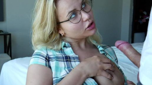 Очкастая блондиночка смело заглатывает болт по самые гланды
