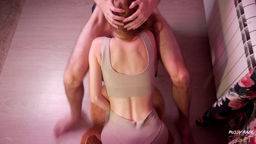 Девчонка в лосинах отвлекает геймера с помощью слюнявого отсоса