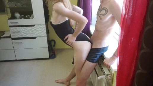 Секс у окна с худышкой в боди и ошейнике