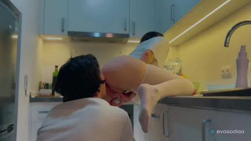 Сестричка в белых чулках нарвалась на секс во время готовки ужина